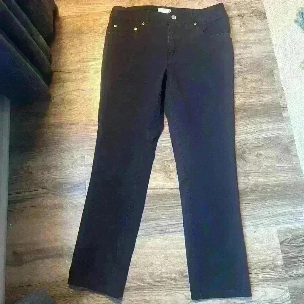 Eric black ladies capri jeans Size 8. Very good condition. No flaws